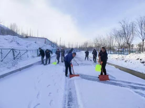 油气人的风雪照.png